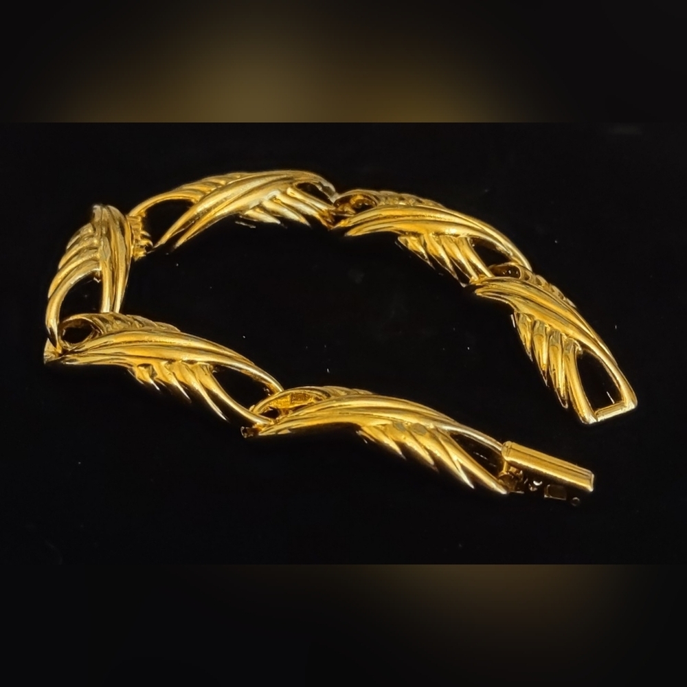 Trifari Elegant Gold-Plated Bracelet - Picture 3 of 6